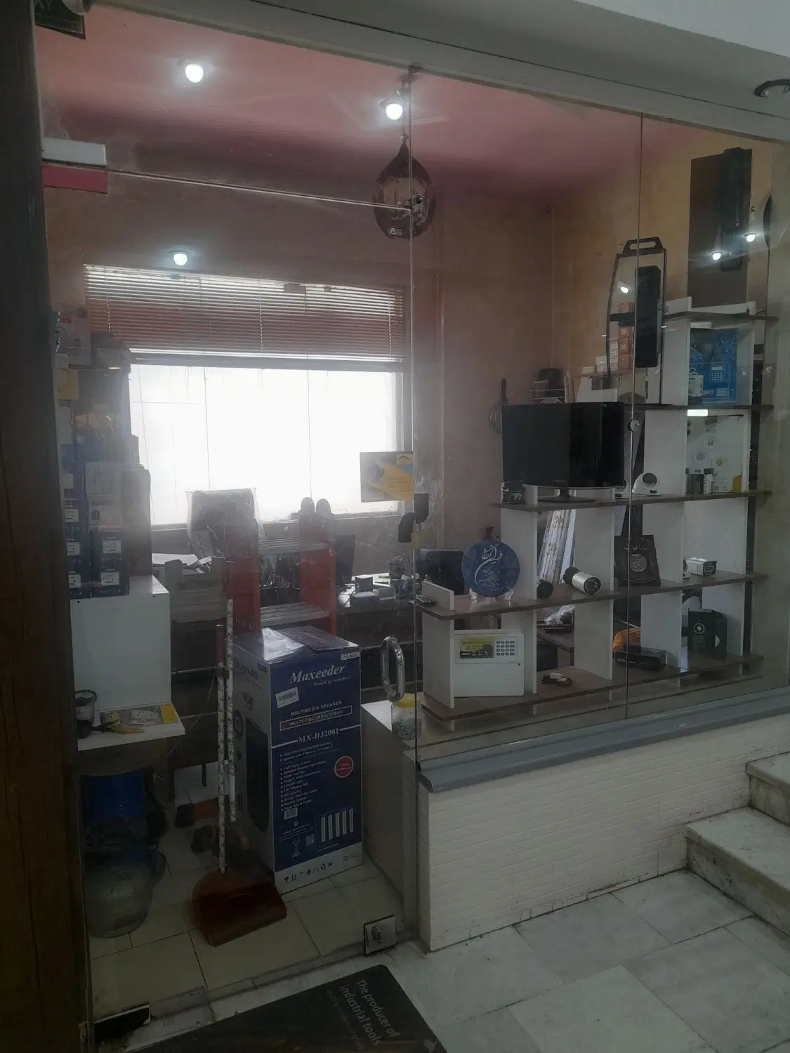 مغازه برای اجاره پاساژ ولی عصر طبقه اول