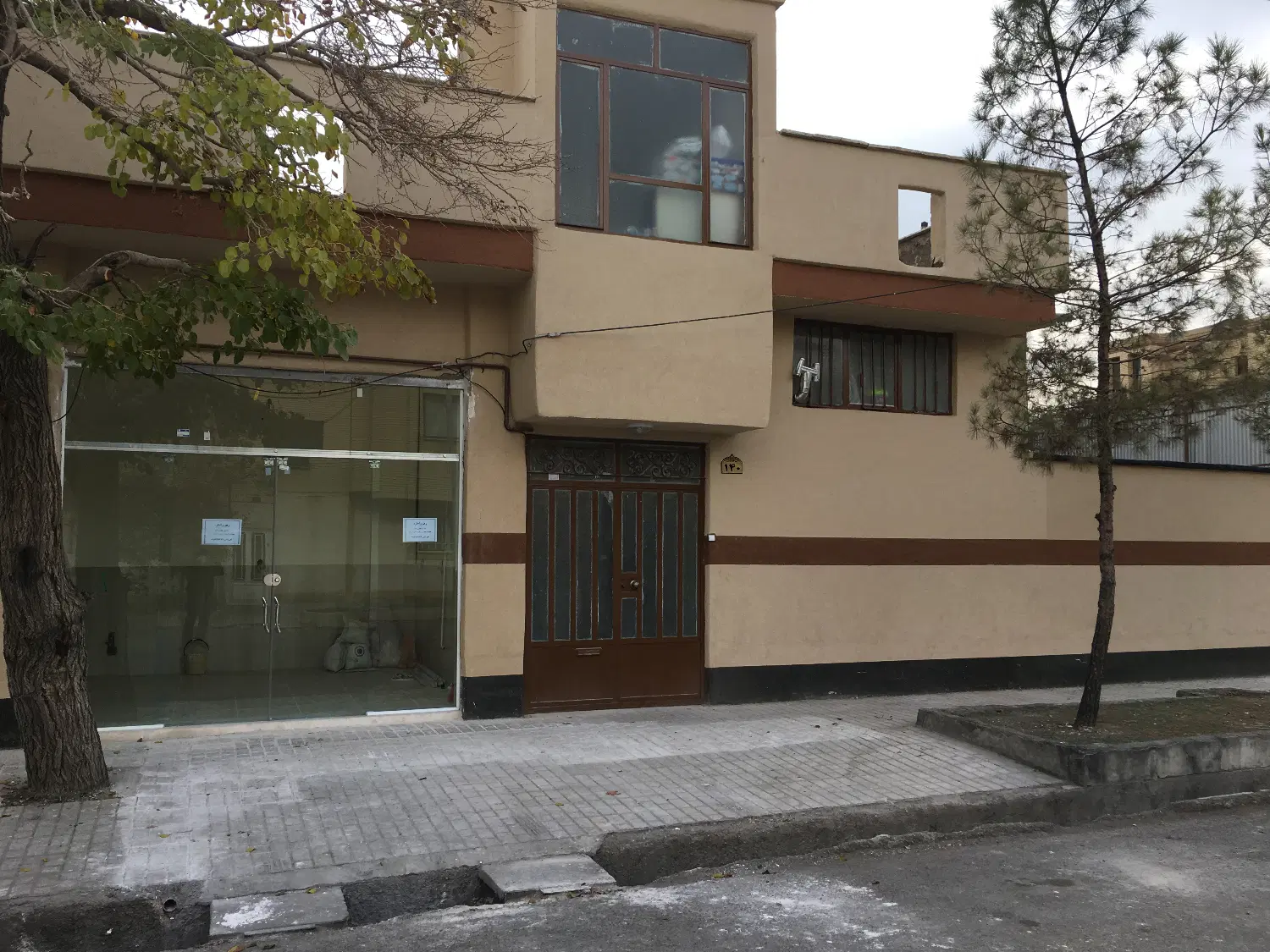 ویلایی سه نبش واقع در جلال با پروانه ۵ سقف
