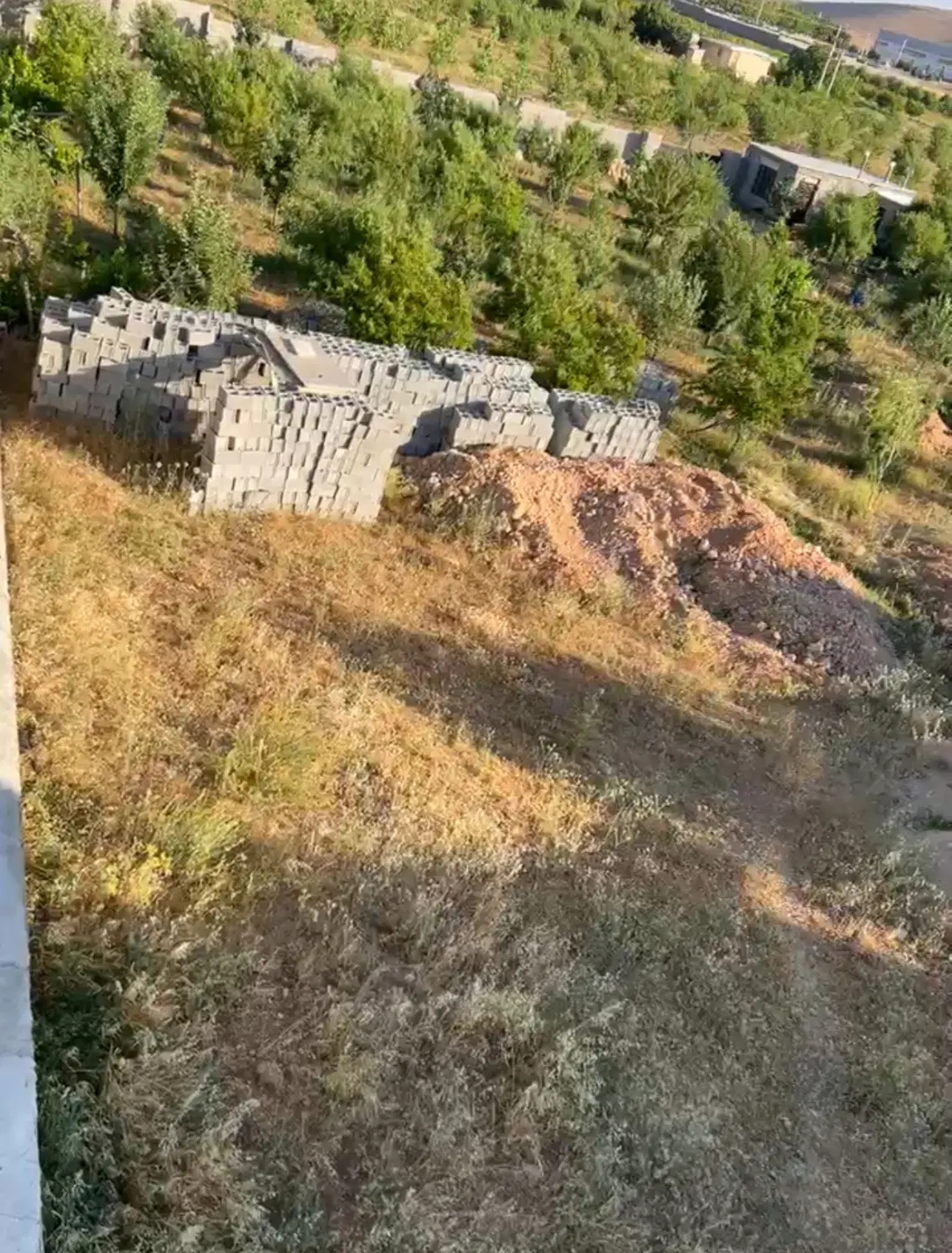 باغ با اب و برق در و دیوار دالین  نزدیک به جاده