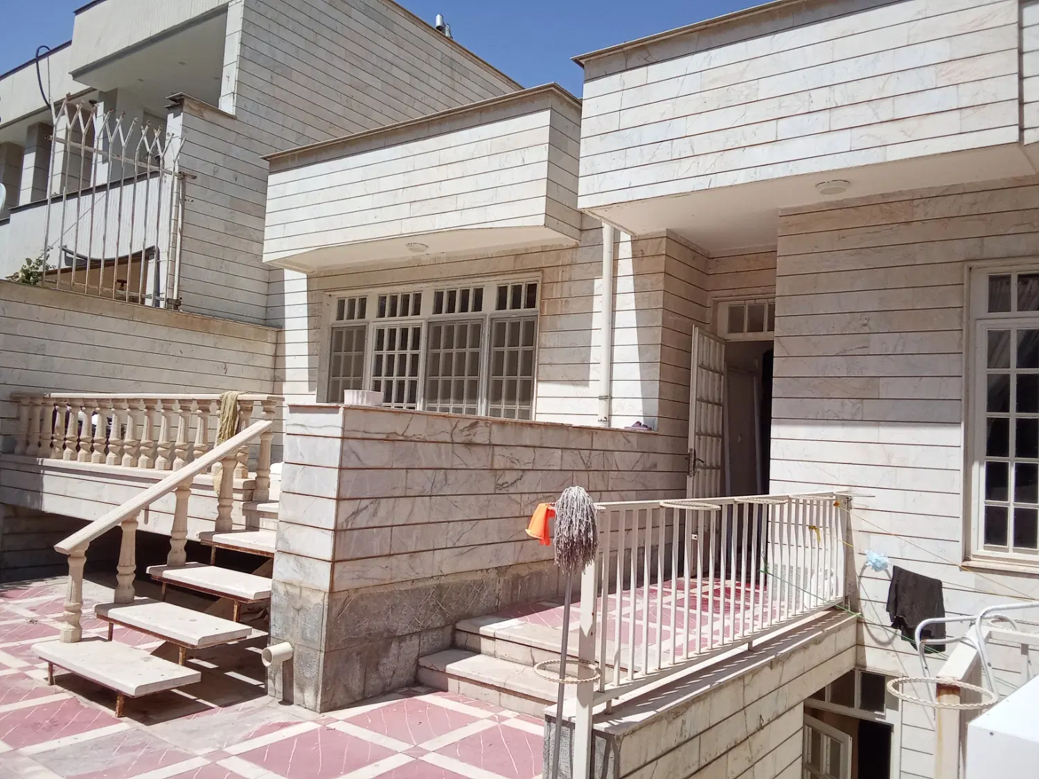 خوابگاه دخترانه زرگری  روبرو بیمارستان خدادوست