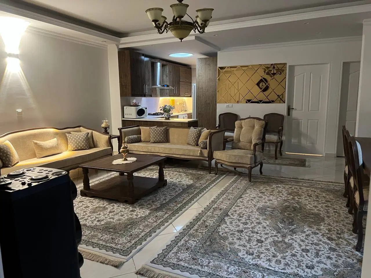 فروشی 83 متری