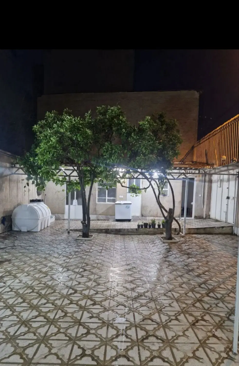 دنبال یه نفر خانم واسه جایگزینی تخت خوابگاه میگردم