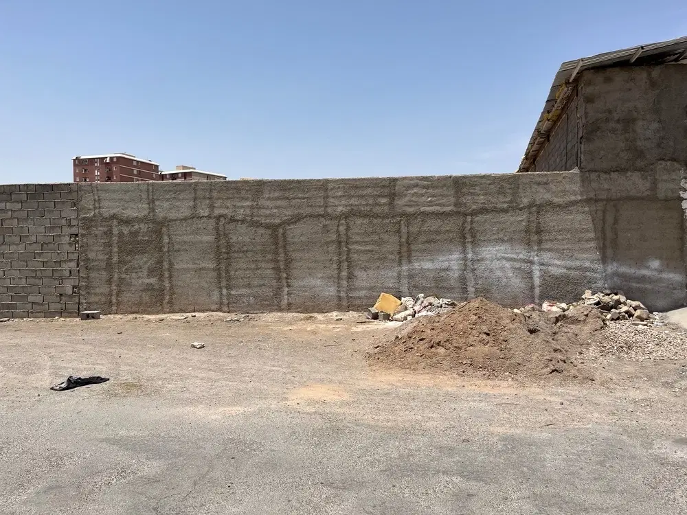 ۷۰۰ متر زمین