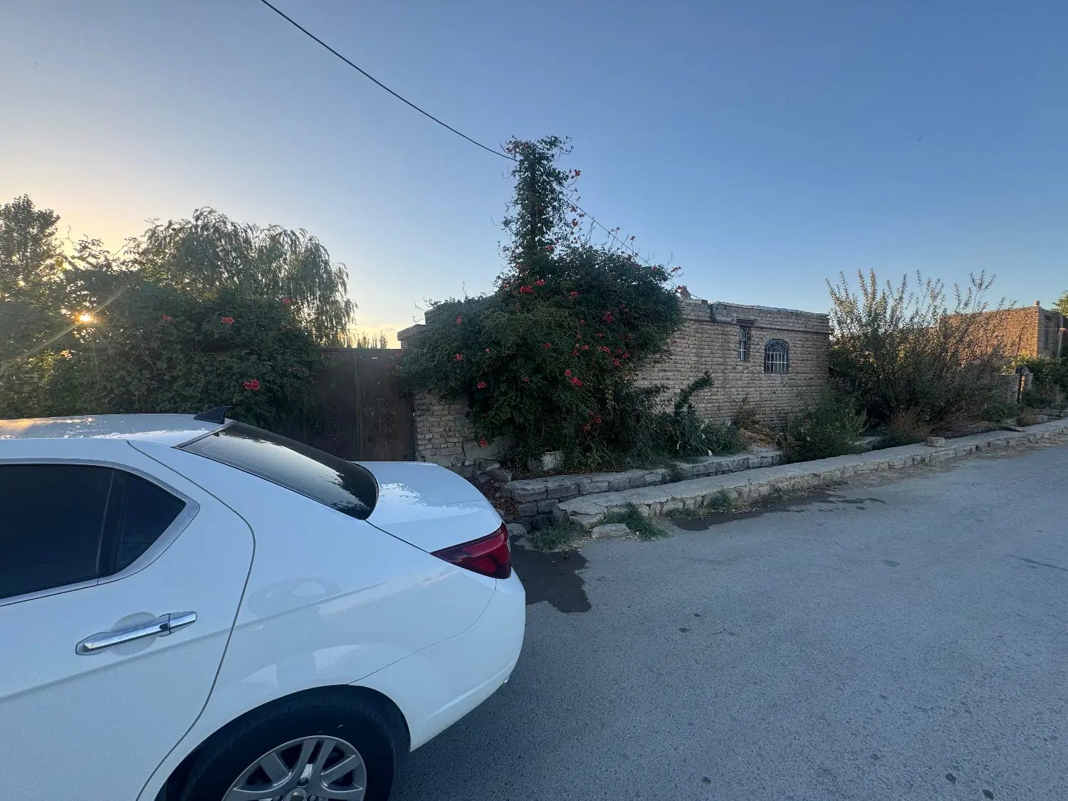 خانه باغ در داخل محدوده روستا بر آسفالت