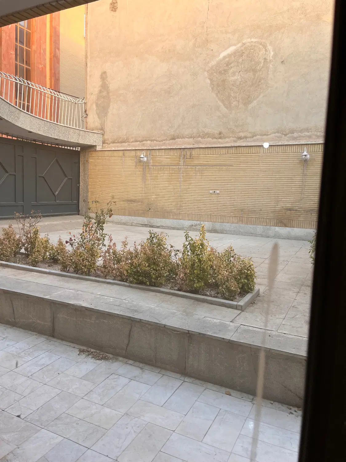 اجاره منزل سه طبقه دربستی بر خیابان دو نبش