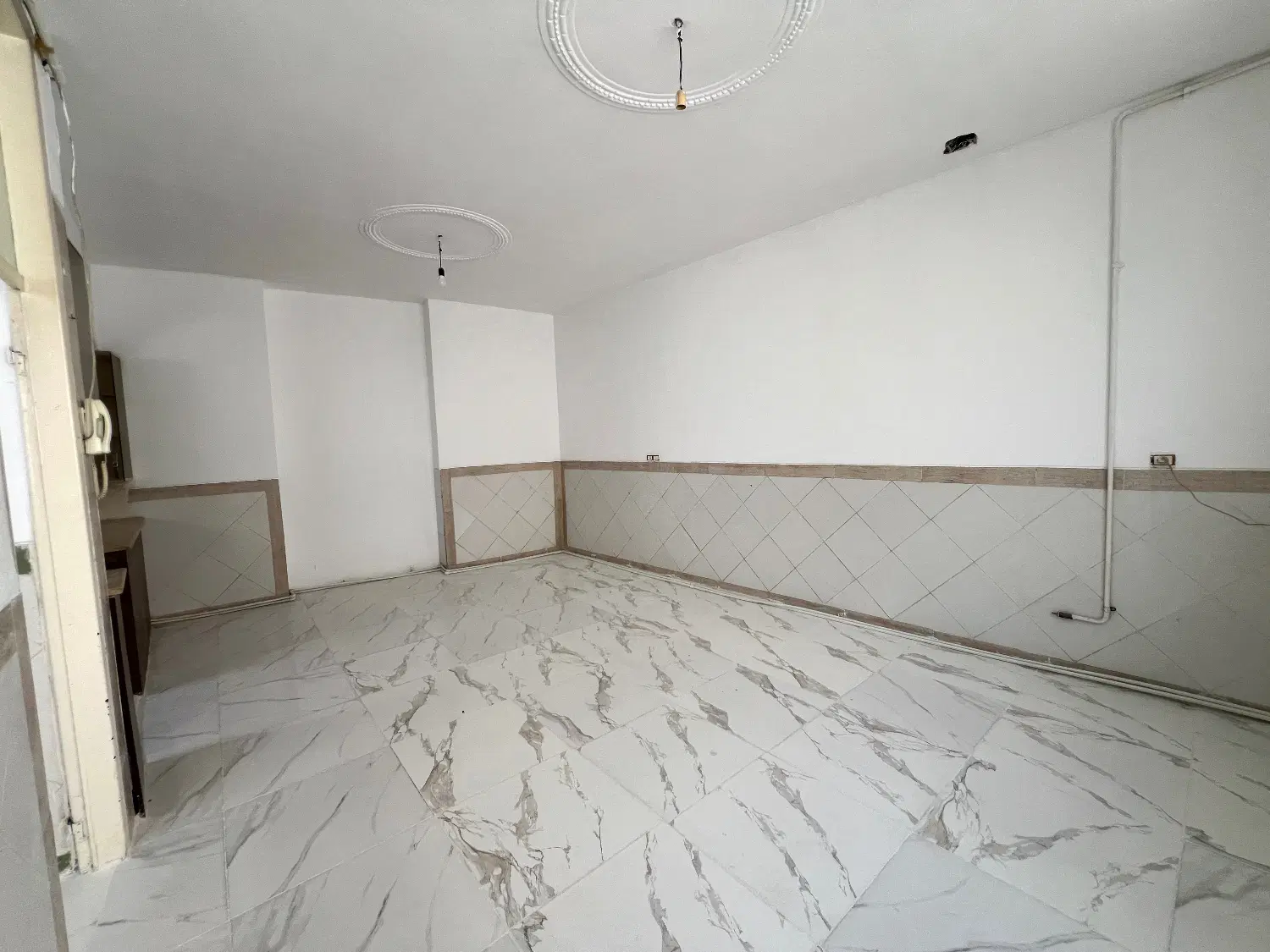 خانه همکف حیاط دار ۲ نبش با سند تک برگ