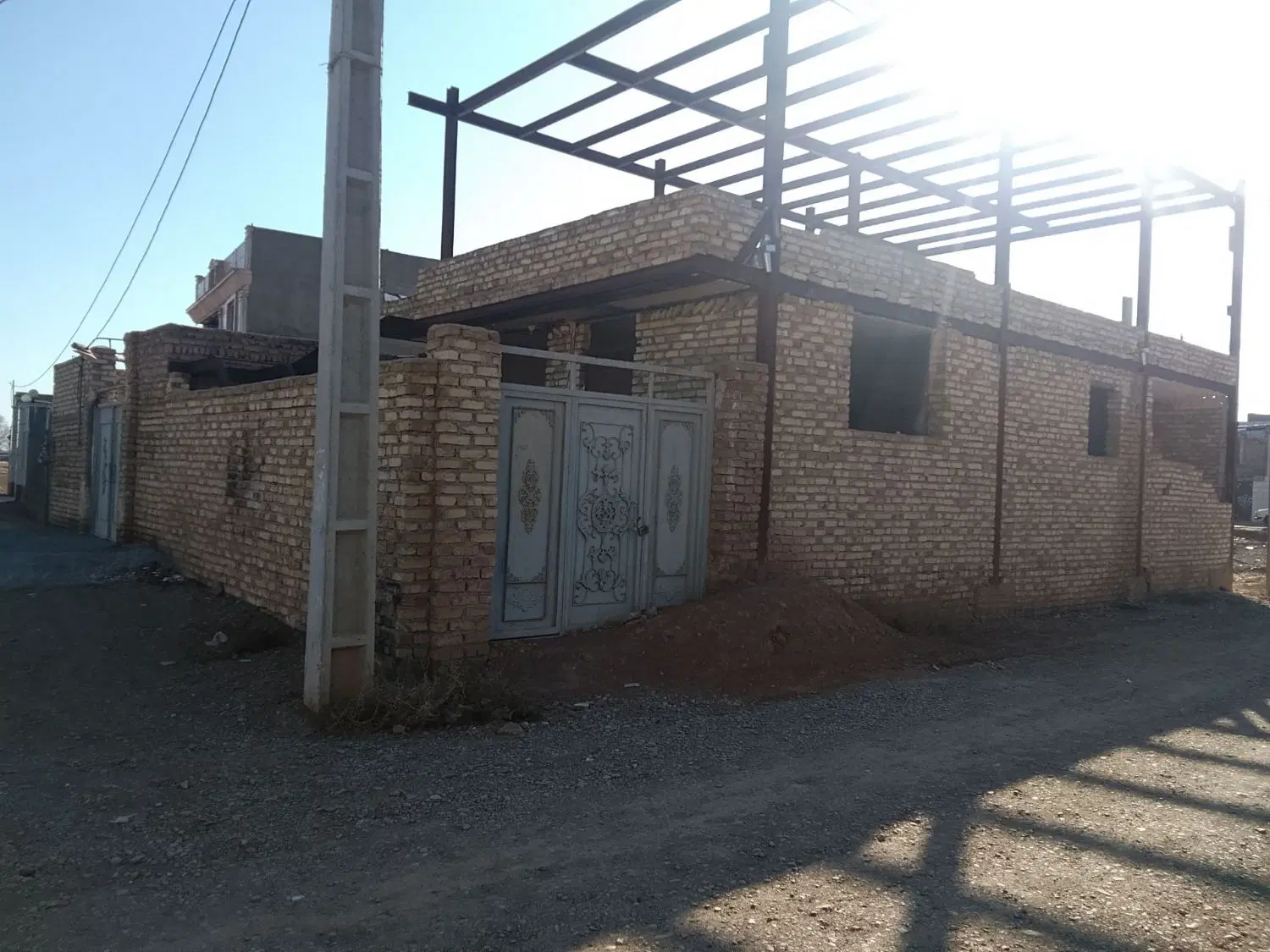 ساختمان نیمه کاره