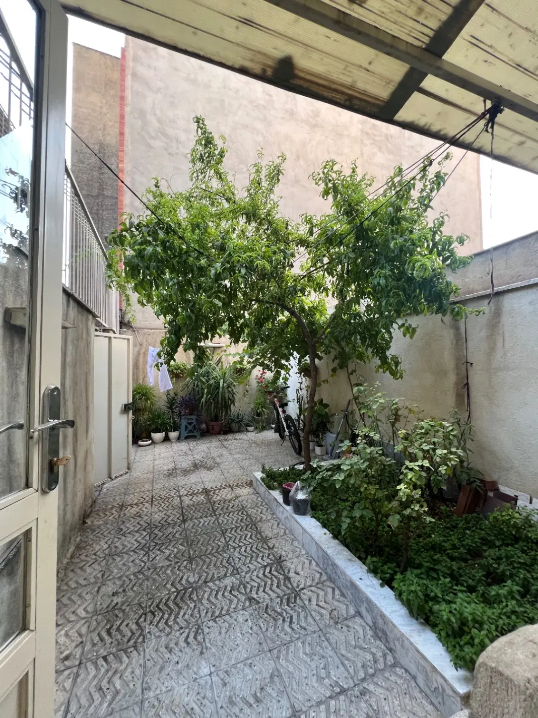 فروش آپارتمان با حیاط اختصاصی