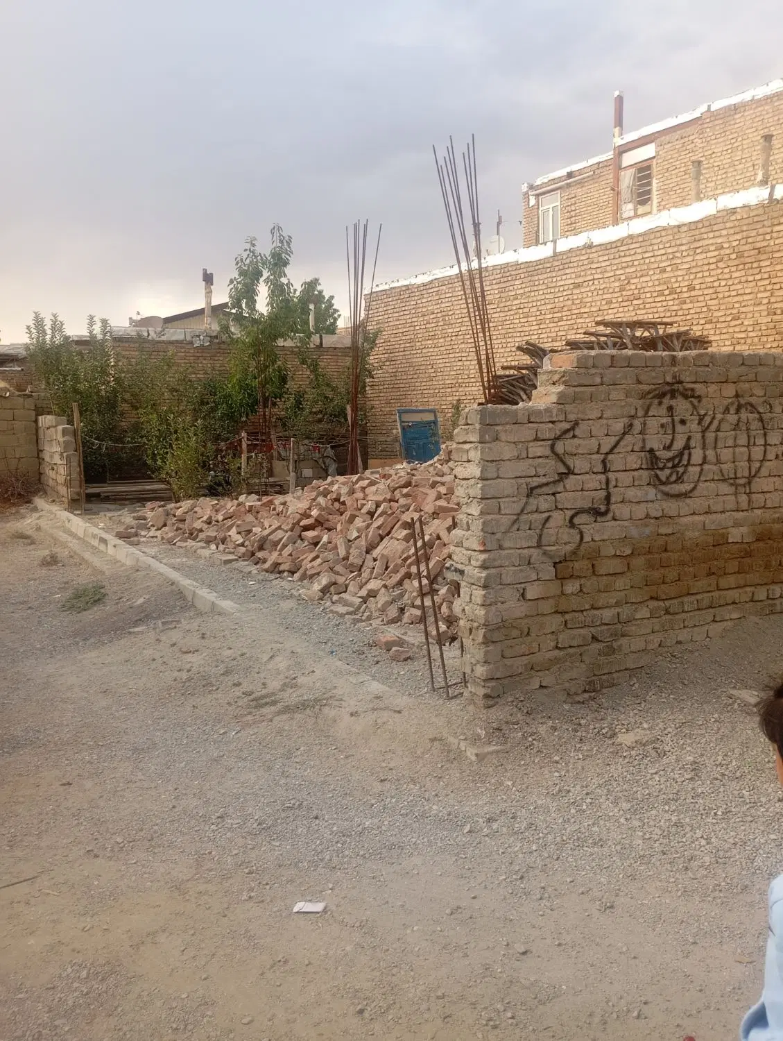 زمین در بالو