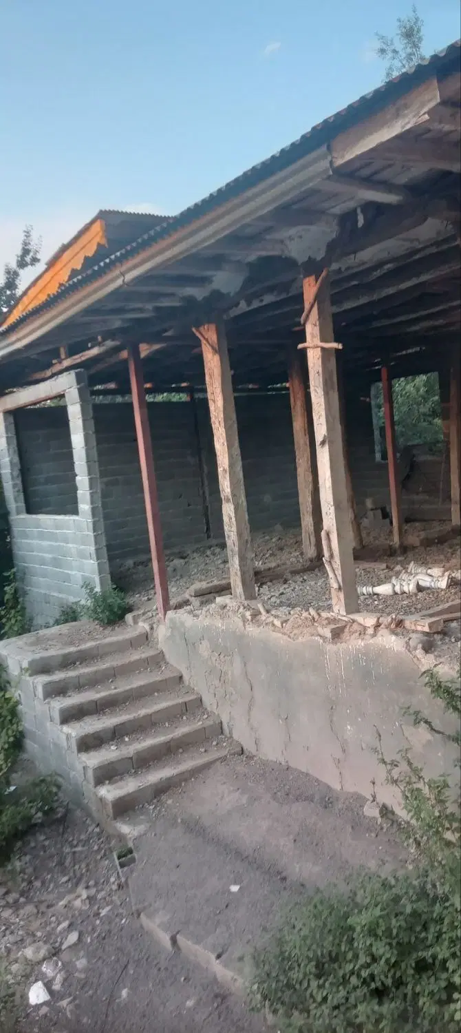۲۰۰متر زمین به همراه بنابه نیم ساخت