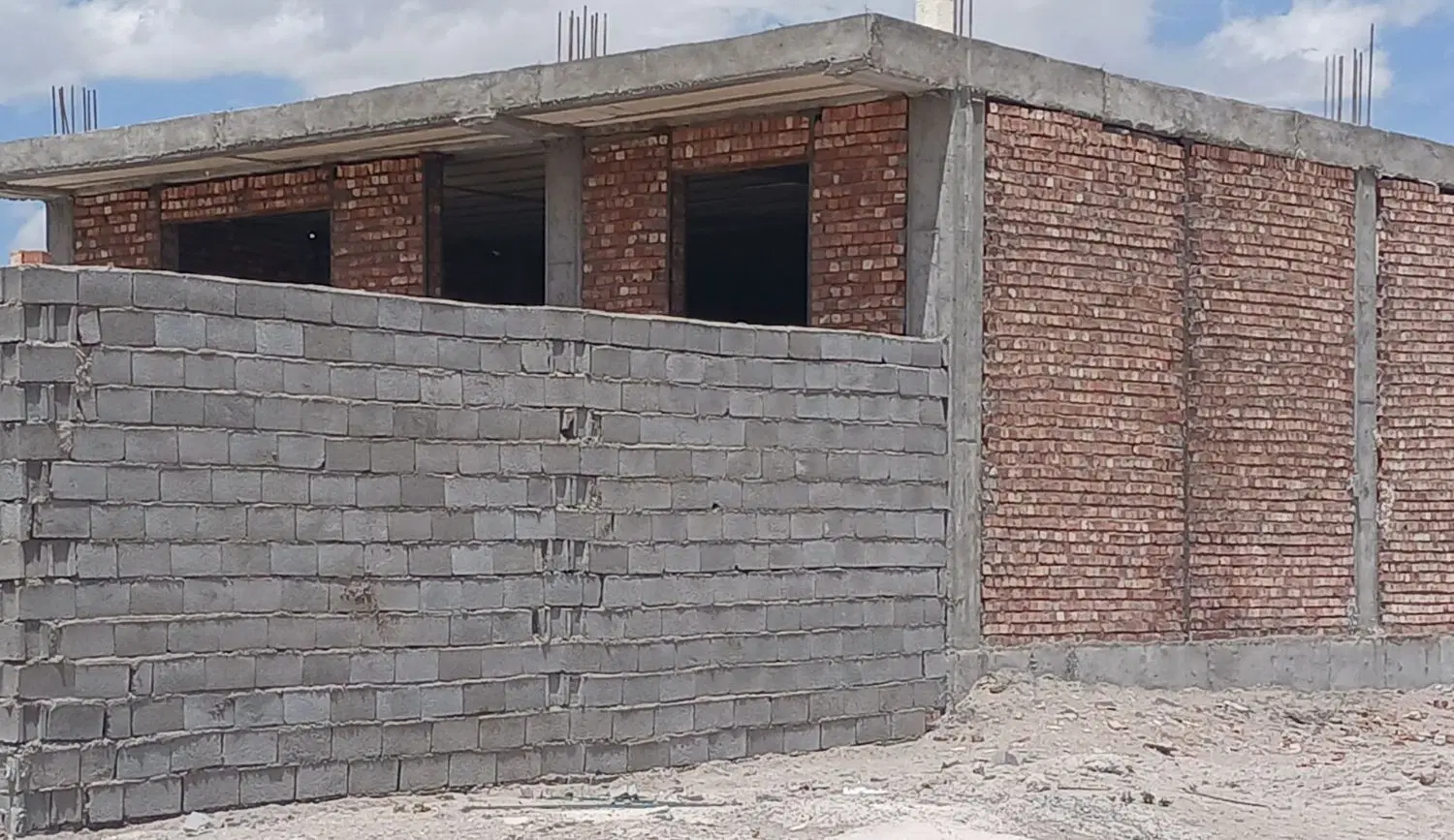 خانه نیمساز درب به حیاط