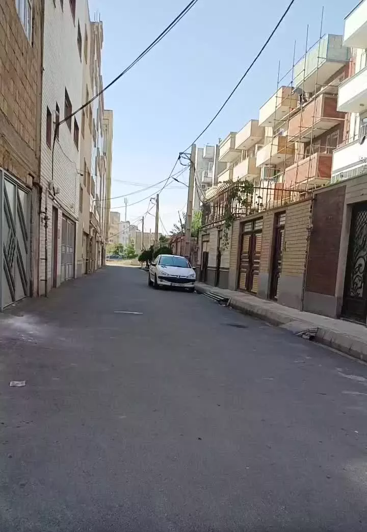 حیاط دو طبقه با پیلوت جنوبی در نظام پزشکی اخونی