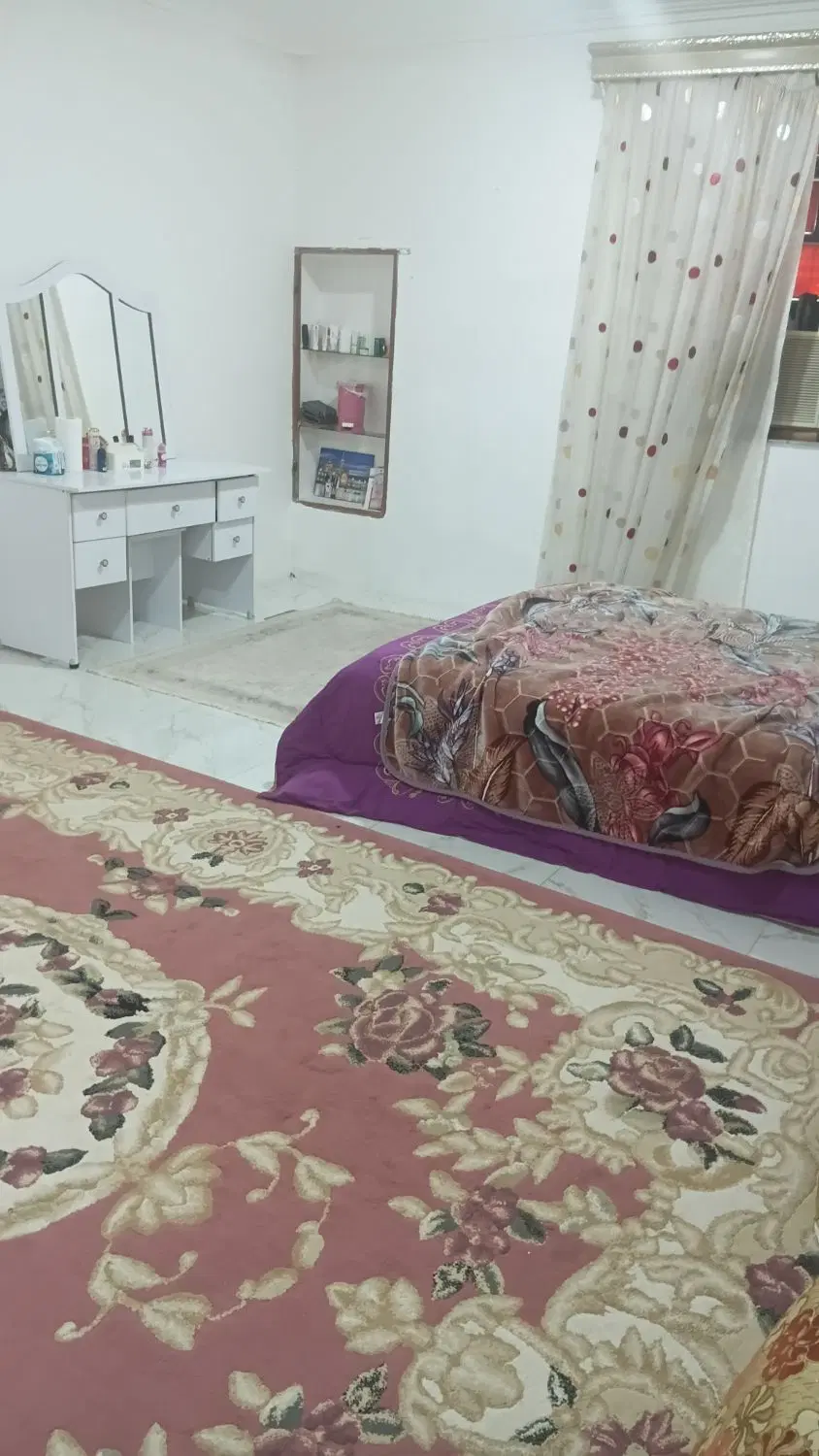 دو سرویس خانه در یک حیاط