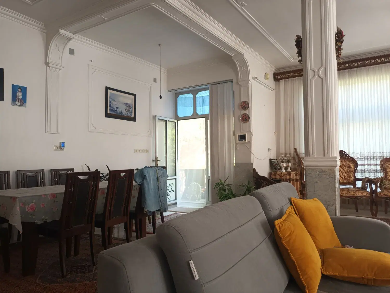 ویلایی مرکز شهر دم خیابان ۲۴ متری