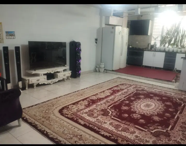 یک واحد آپارتمان تک واحدی کلا 4طبقه است