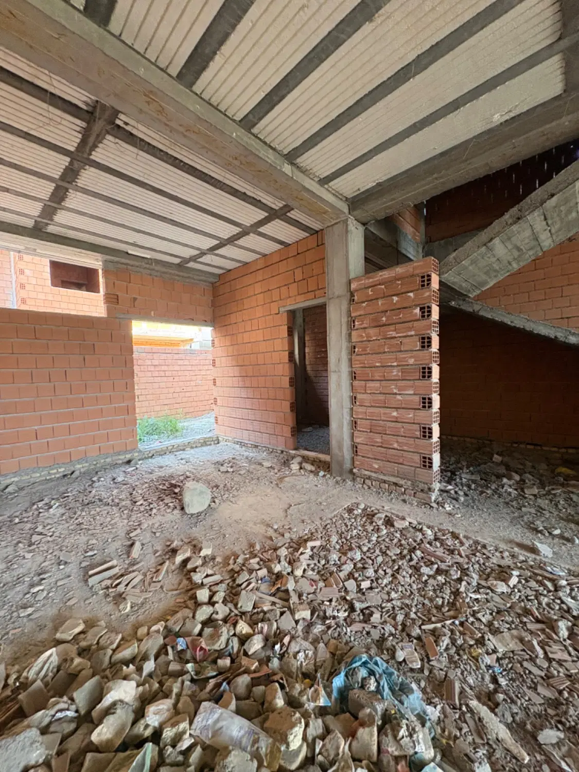 خانه دو طبقه نیمه ساخت