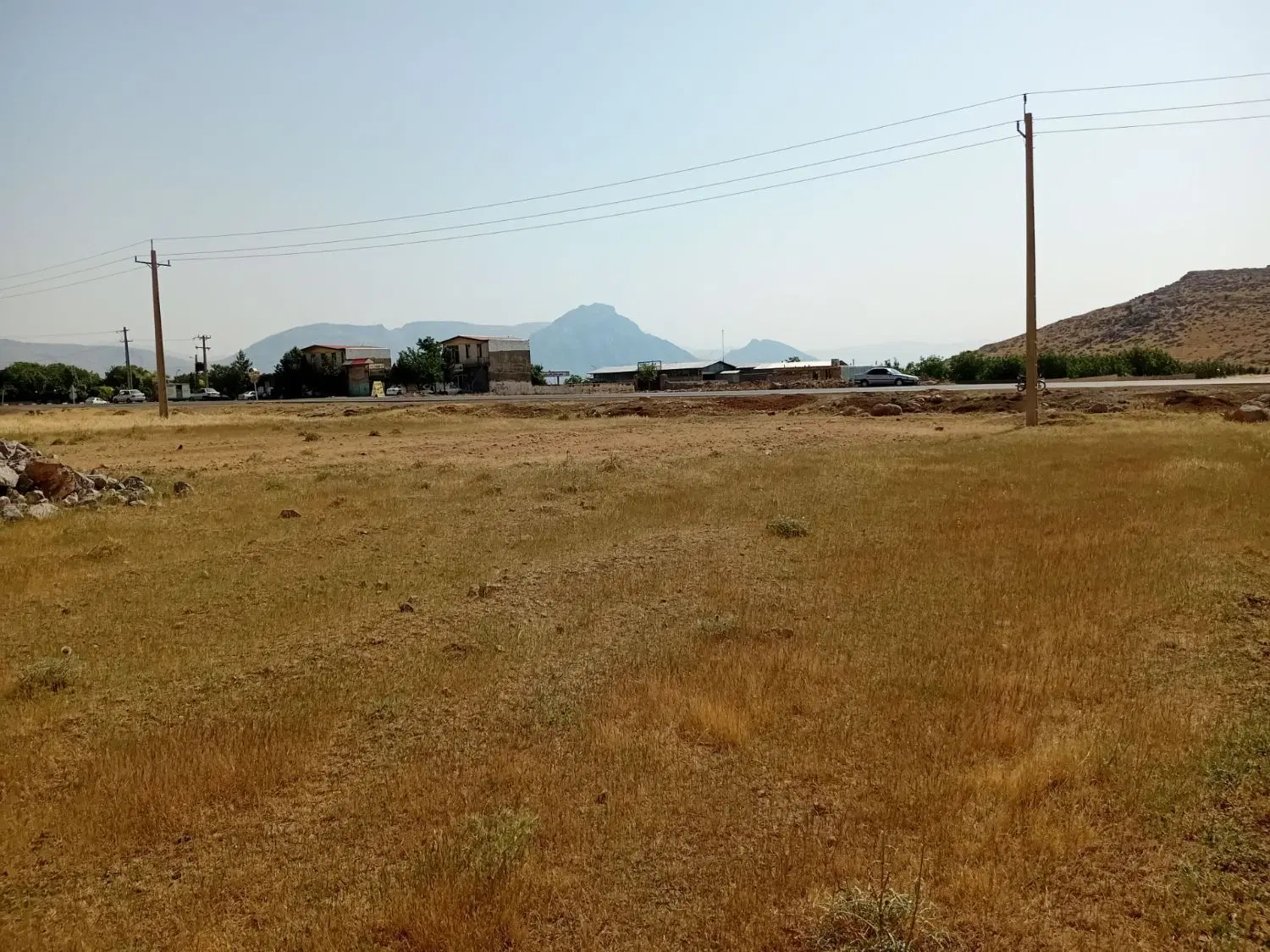 زمین بیستون