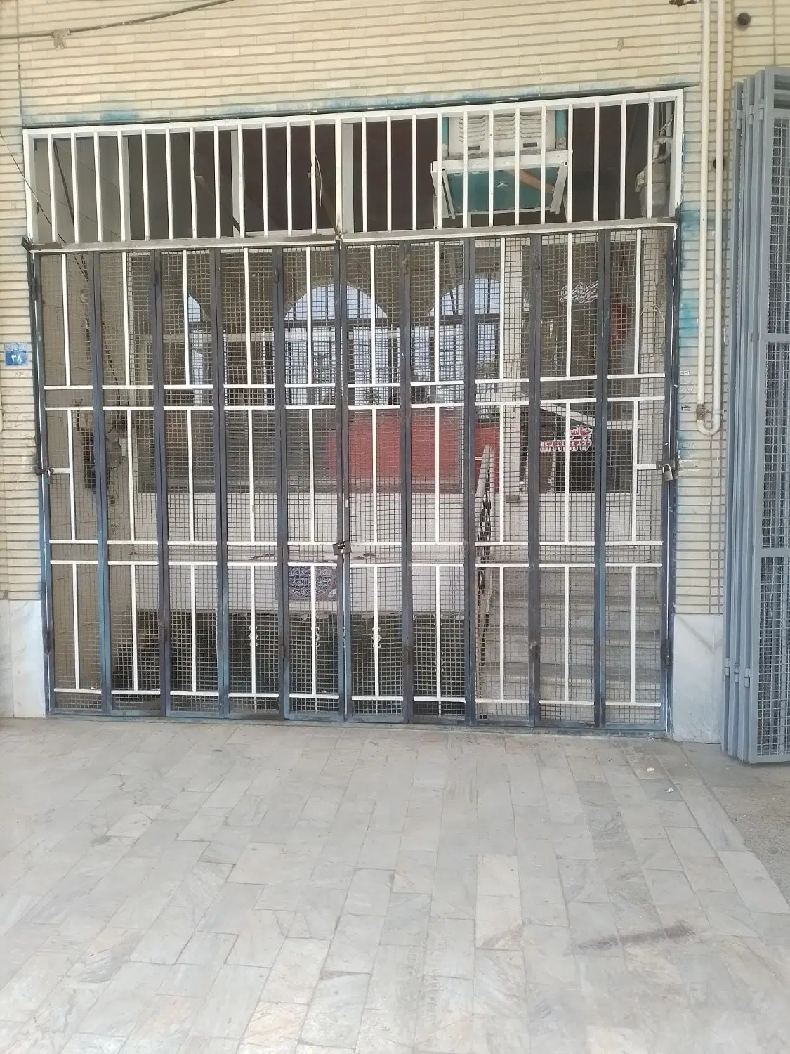 مغازه دو طبقه