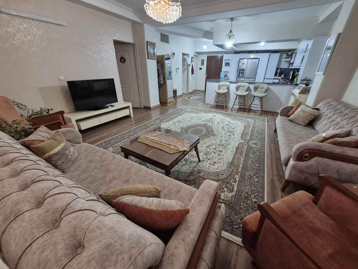 واحد ۸۵ متری آسانسور دار بسیار خوش نقشه