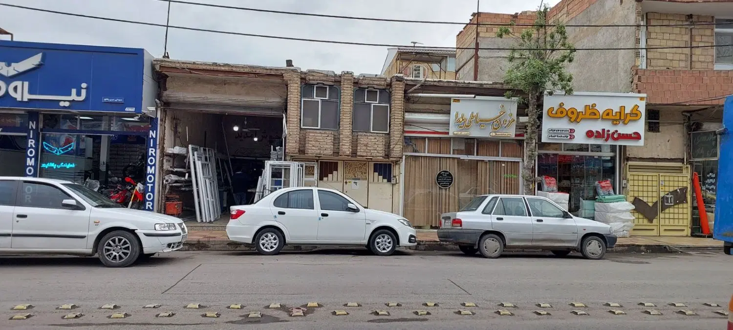 خانه مسکونی با دو دهنه مغازه