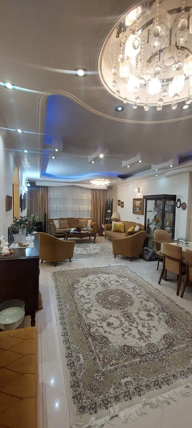 طبقه دوم ۱۰۰ متری پاسداران