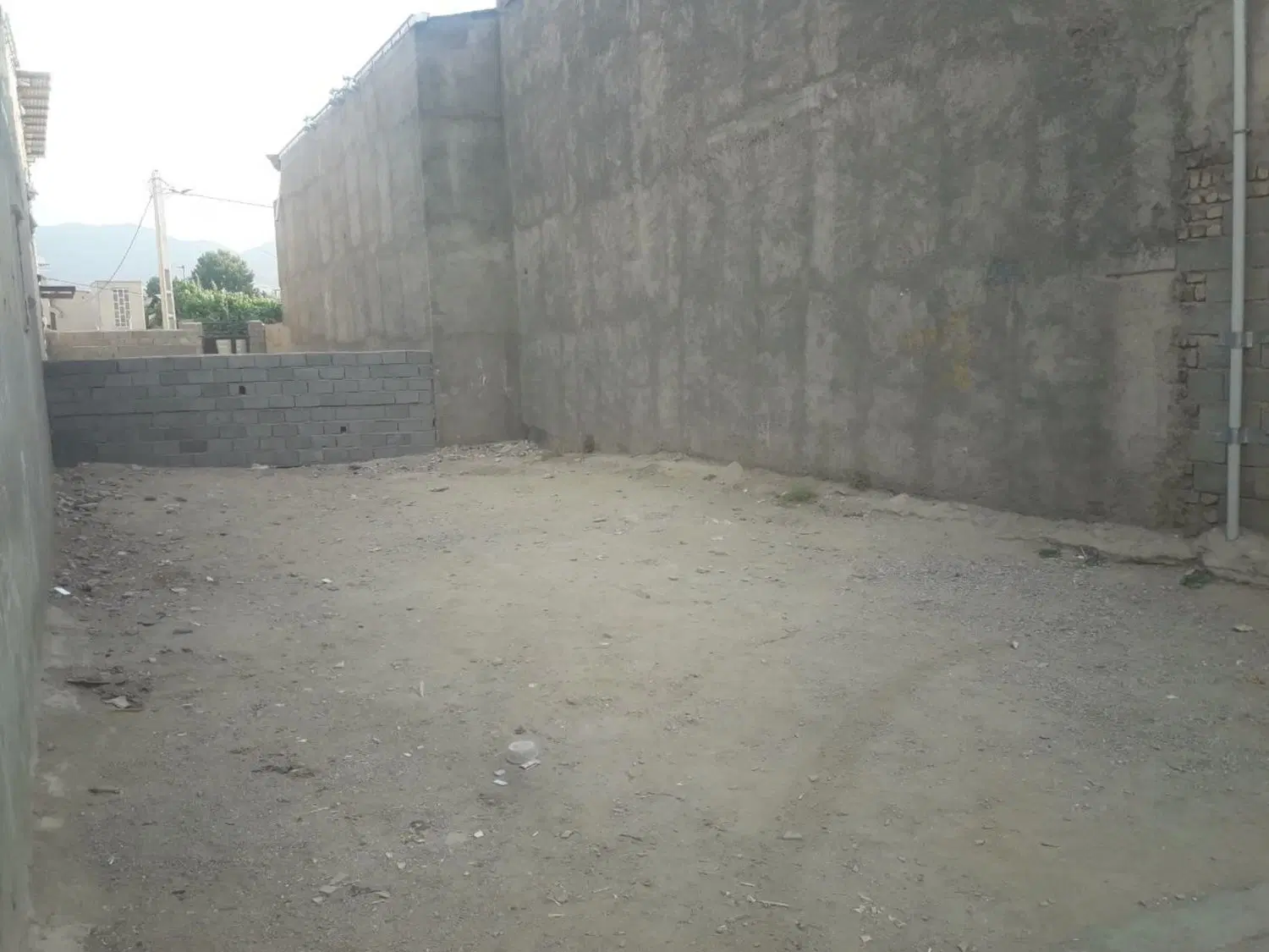 یک قطعه زمین مسکونی