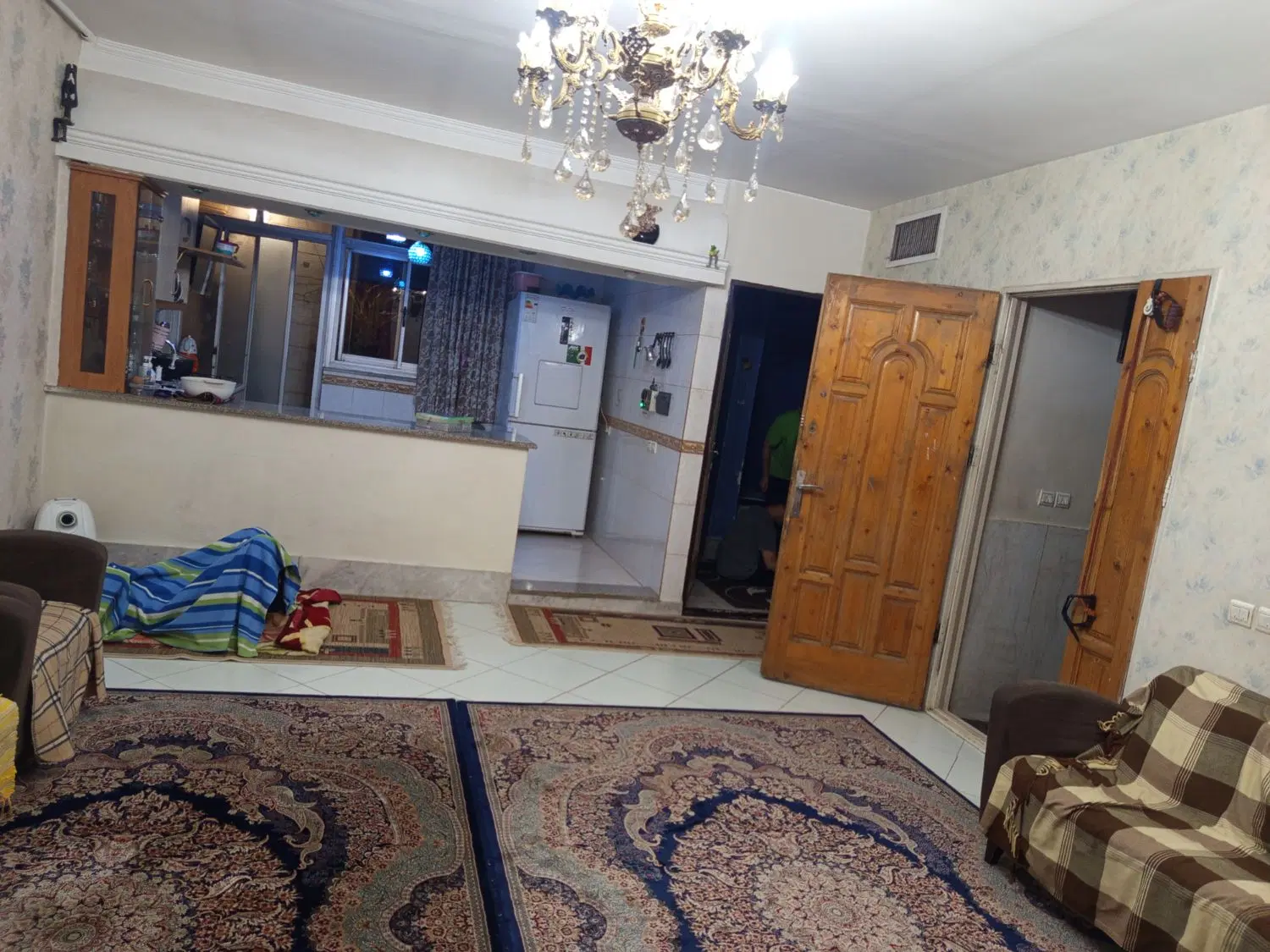 خانه طبقه دوم اجاره ای وپشت بام انباری بسیاربزرگ