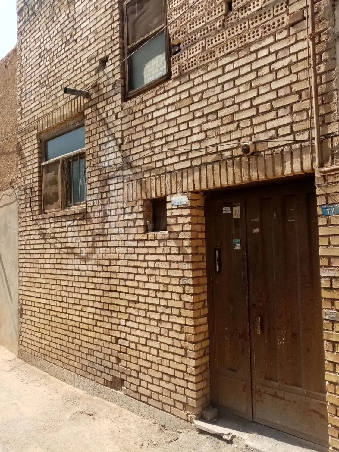خانه نیمه ساز درحال باز سازی