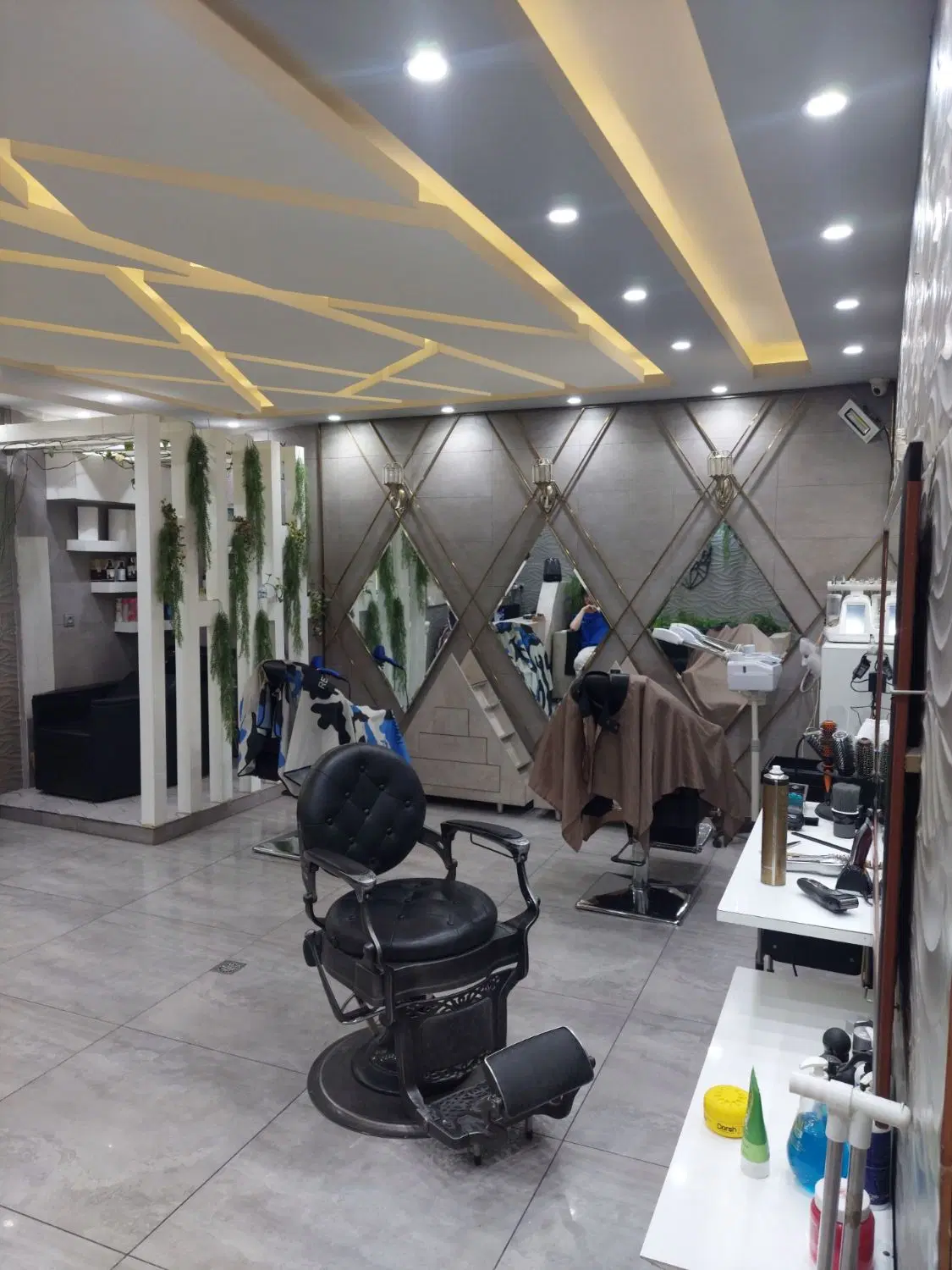یک باب مغازه در نصف راه