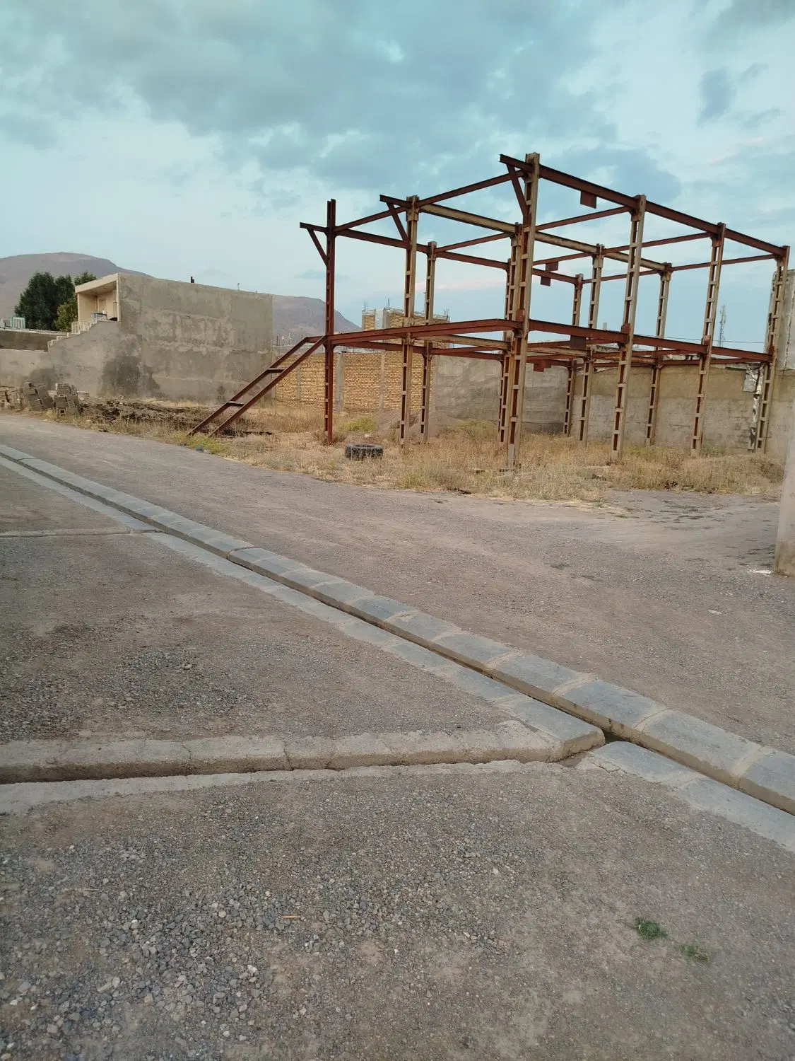 زمین مسکونی دو طبقه در آبباریک
