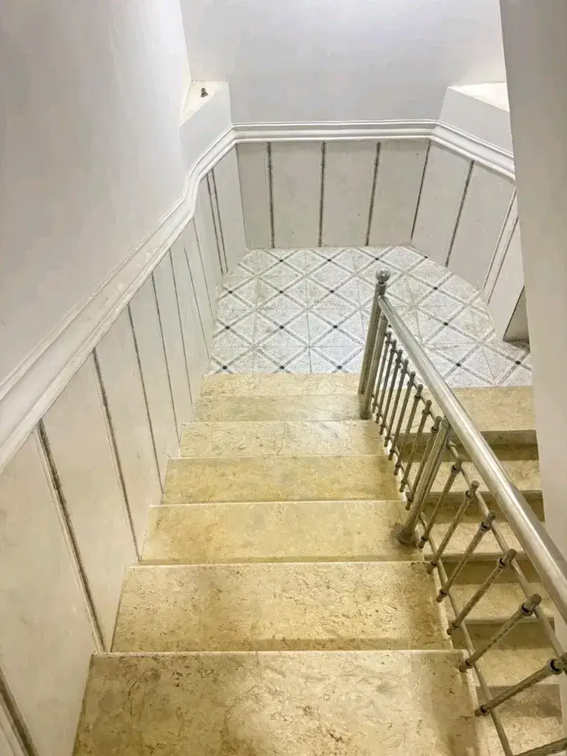 واحد ۱۳۰ متری نوساز خیابان معلم  پارکینگ