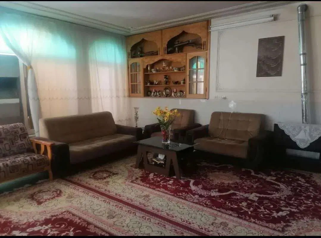 طبقه پایین نقاشی شده تمیز حیاط دار