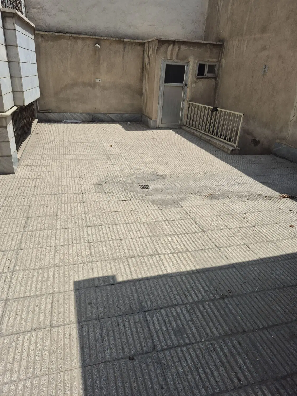 ۱۰۰ متر واحد مسکونی زیر همکف، نورگیر مناسب