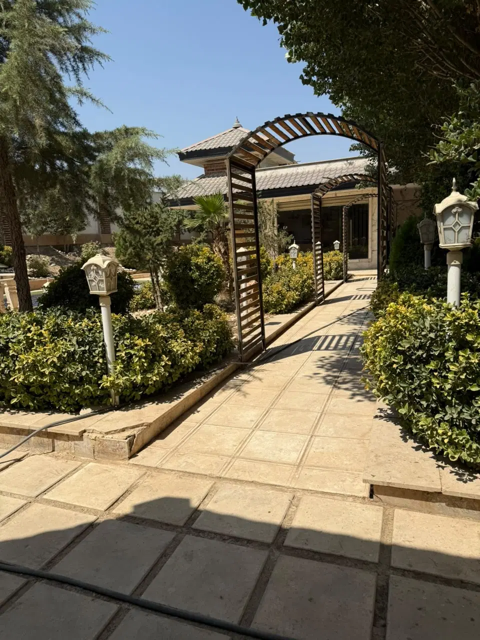 زمین چهار دیواری با درخت میوه