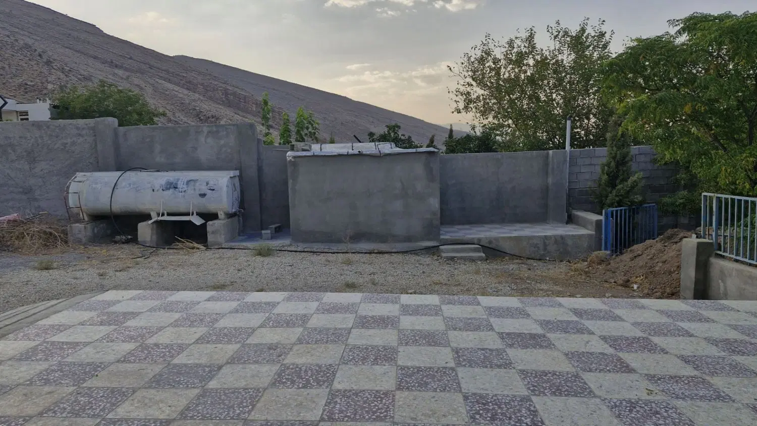 باغ به متراژ ۲۵۰۰ متر مربع  در کوشک بیدک کنار کوه