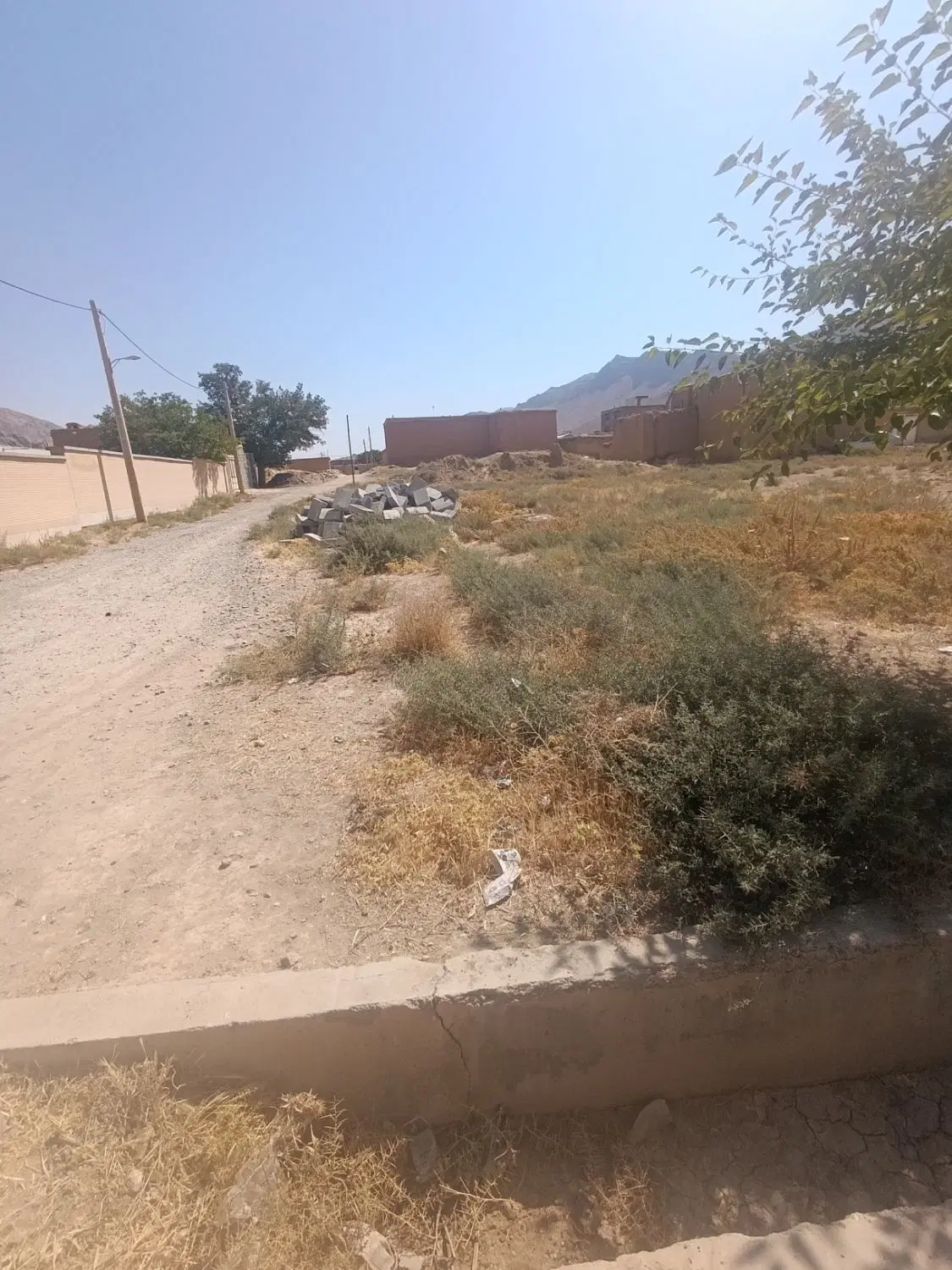 زمین سرخیابان اصلی