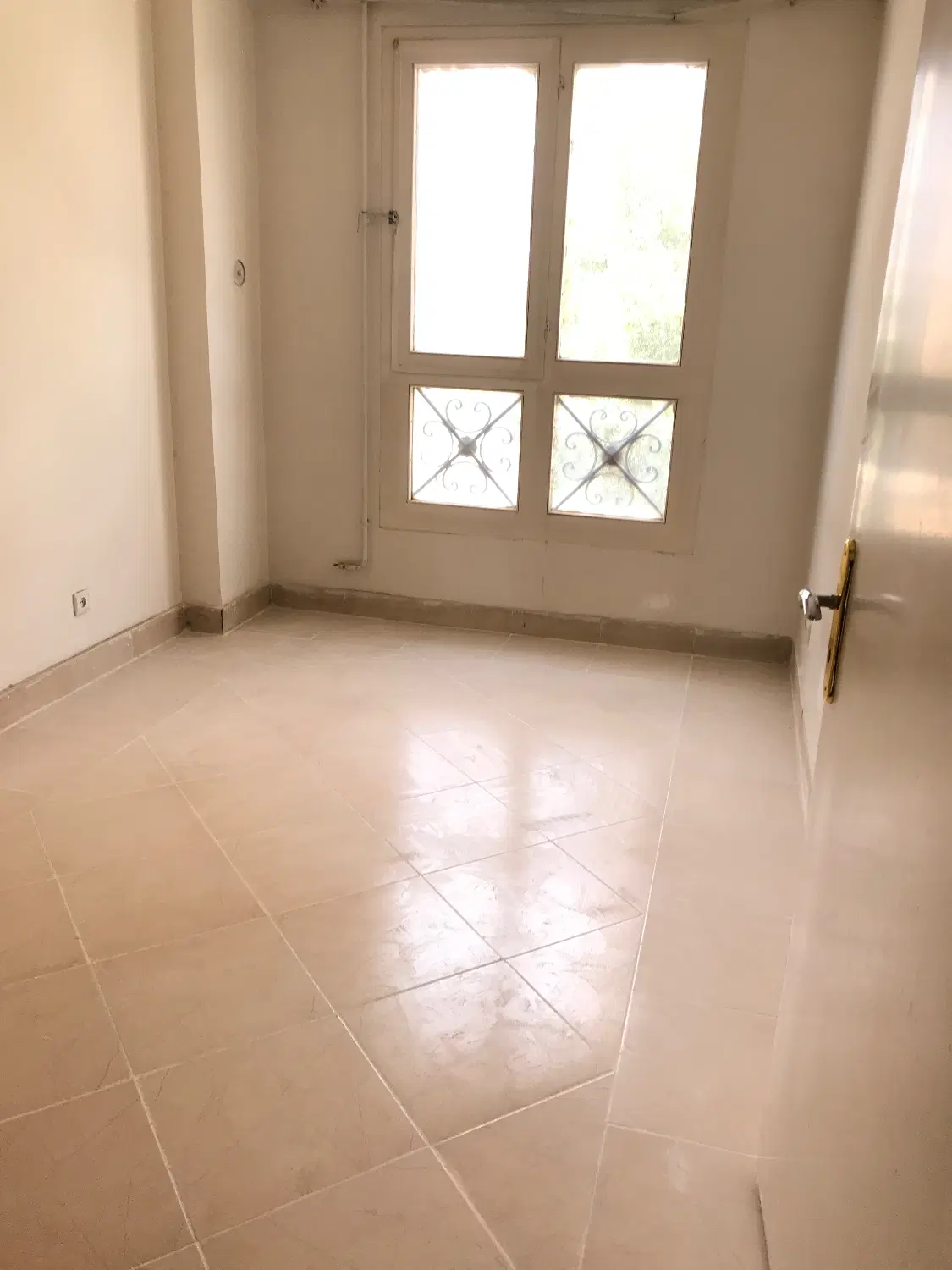 واحد مسکونی خیابان ولیعصر، روبروی بیمارستان پاستور