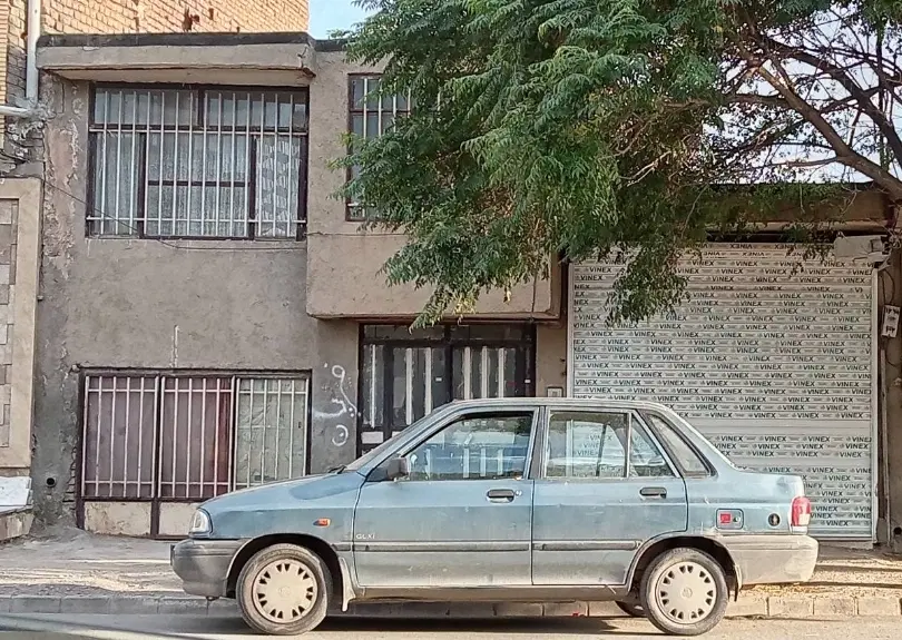 منزل مسکونی به همراه دو مغازه