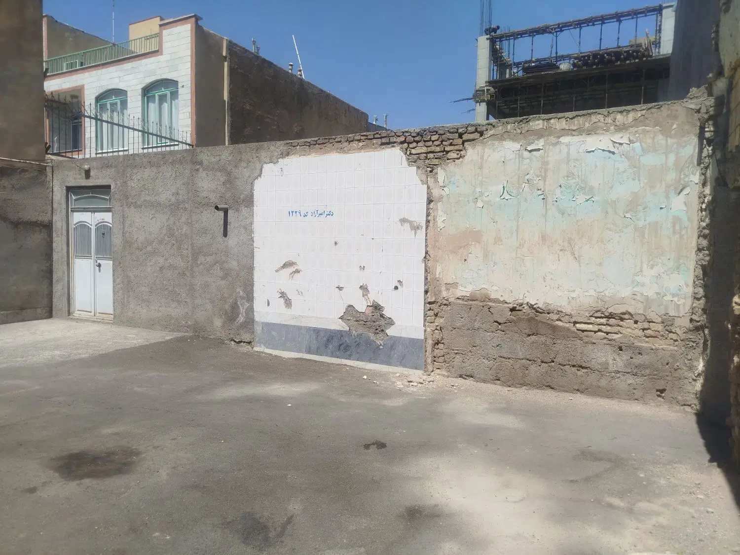 حیاط مناسب ساخت و ساز در خ بهار
