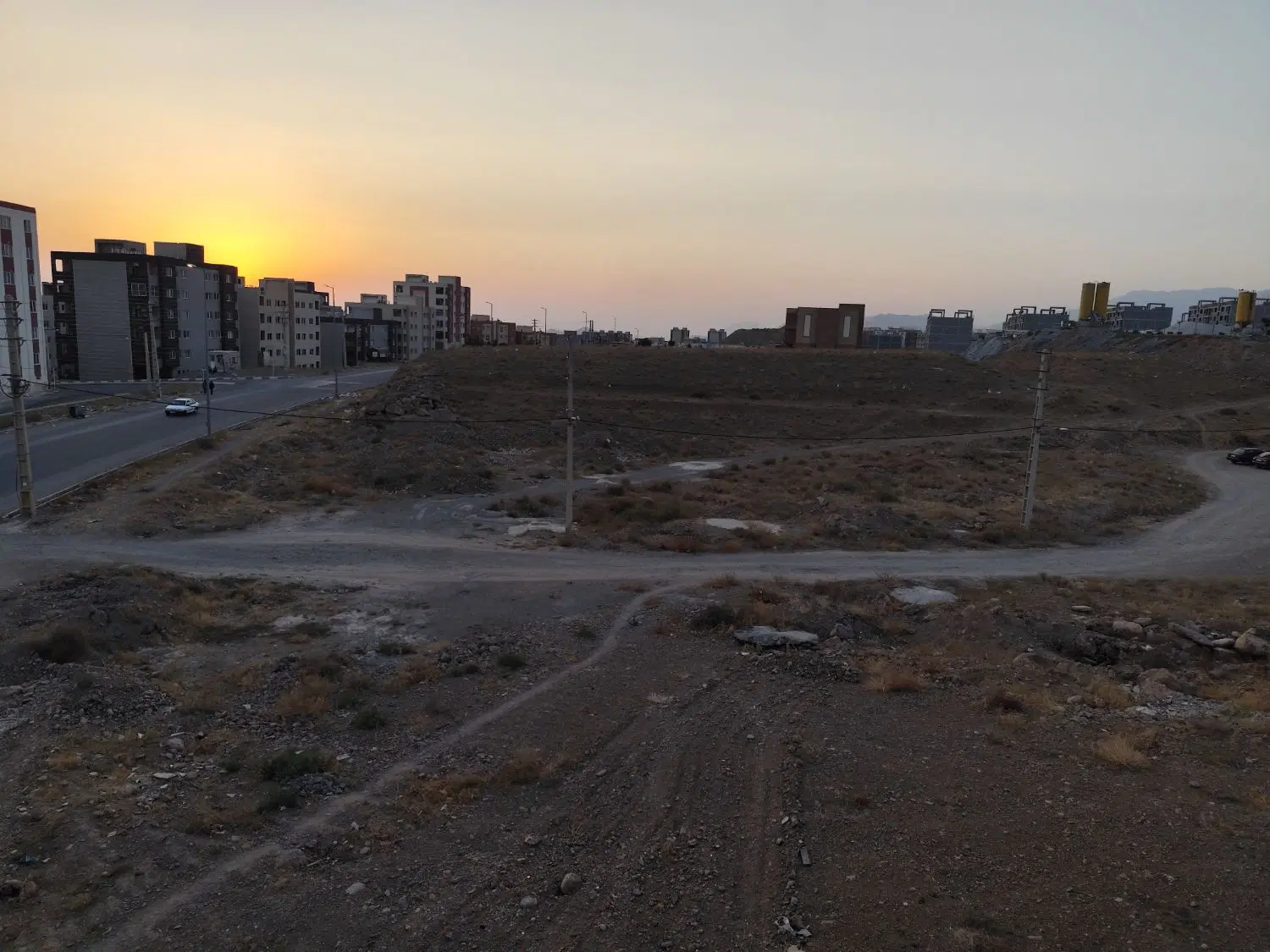زمین تجاری دو بر ۳۷۲ متری