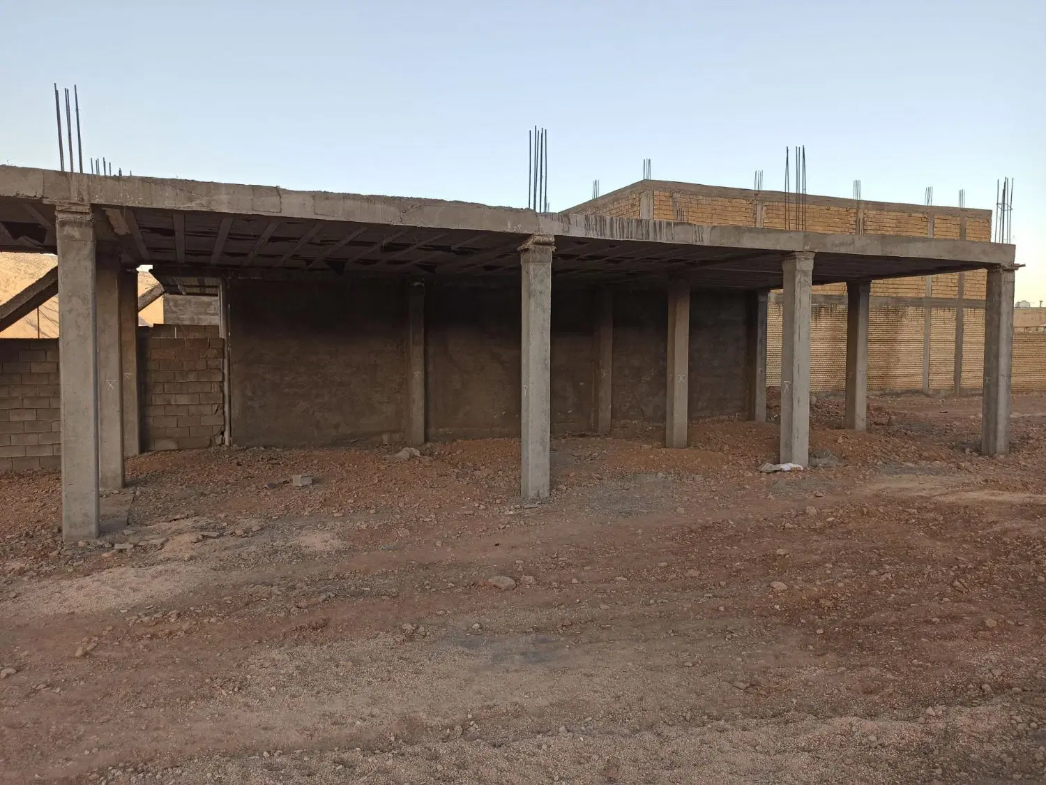 ساختمان نیمه کاره