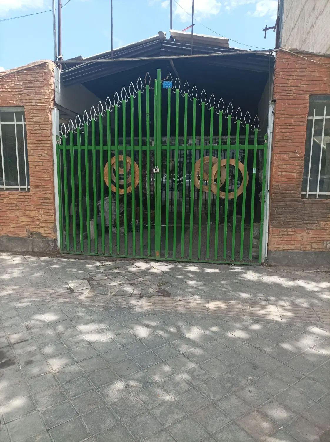 زمین کلنگی و گلخانه آخونی دامپزشکی