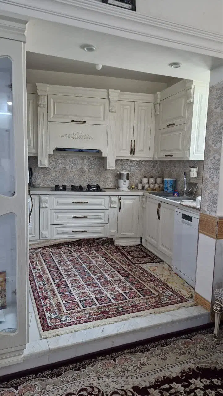 خانه دو نبش،سه طبقه مجزا پر نور،قابلیت تجاری همکف