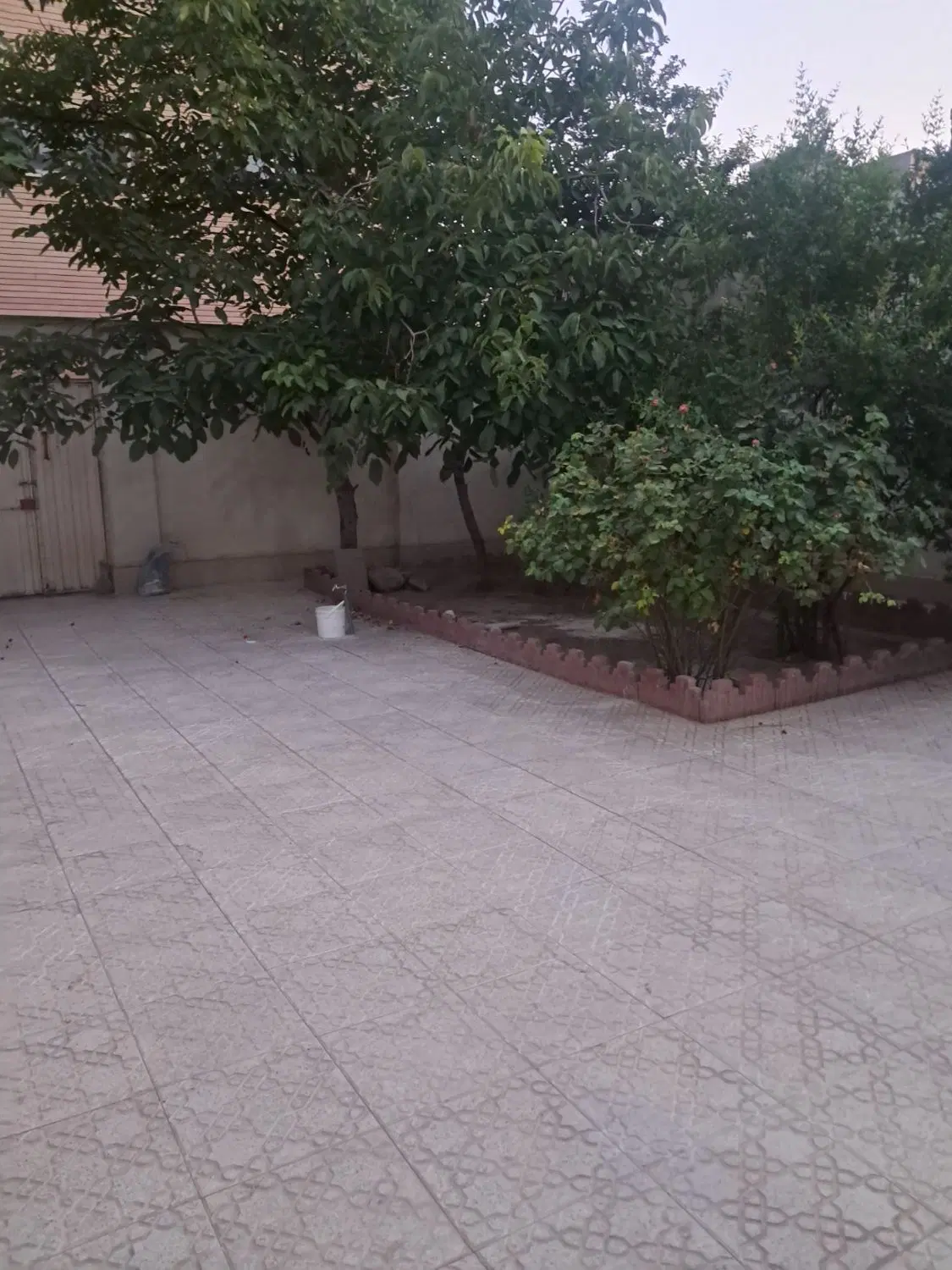 حیاط دربست ۲۳۰ متر دو خوابه آره گر