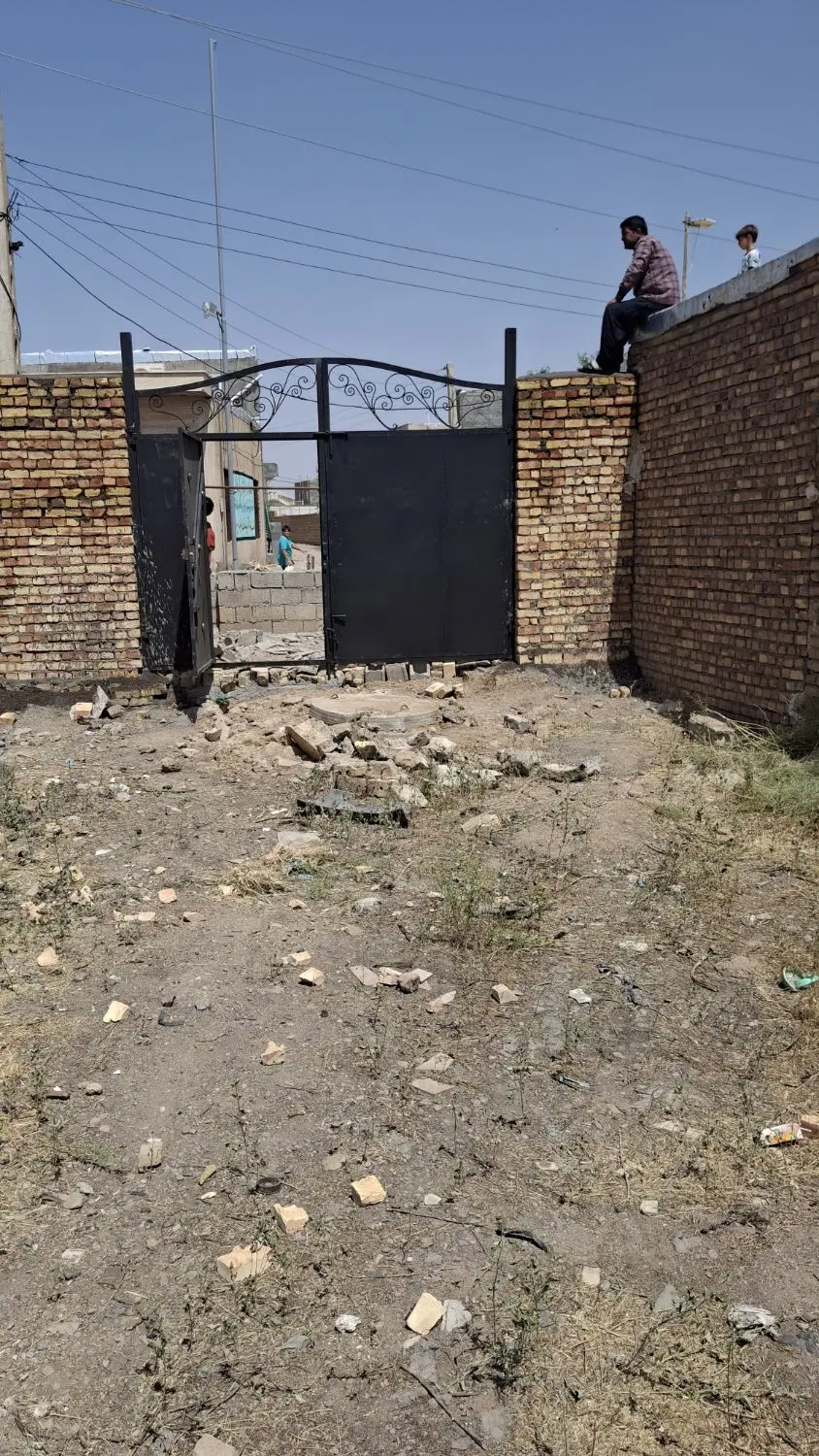 زمین چهاردیواری  دیواری شده