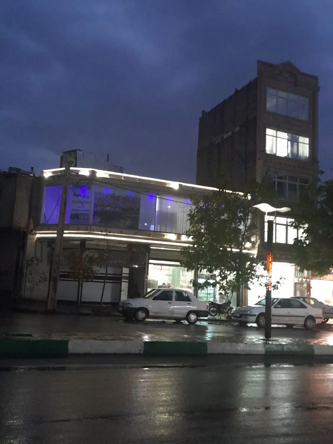 مغازه ۱۵ متری دو نبش خیابان بهشت و کهمان