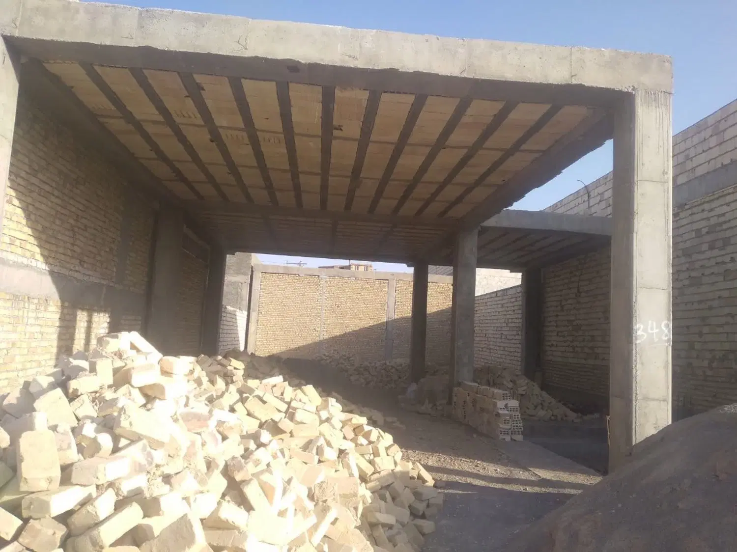 فروش خانه نیمه‌ساز ۲۲۰ متری در شهرک شهدا میبد