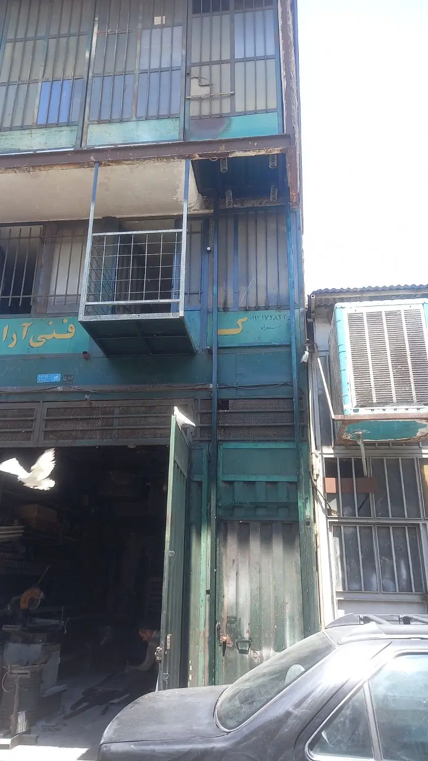 یک باب کارگاه در۳طبقه زیربنا ۱۶۰ مربع