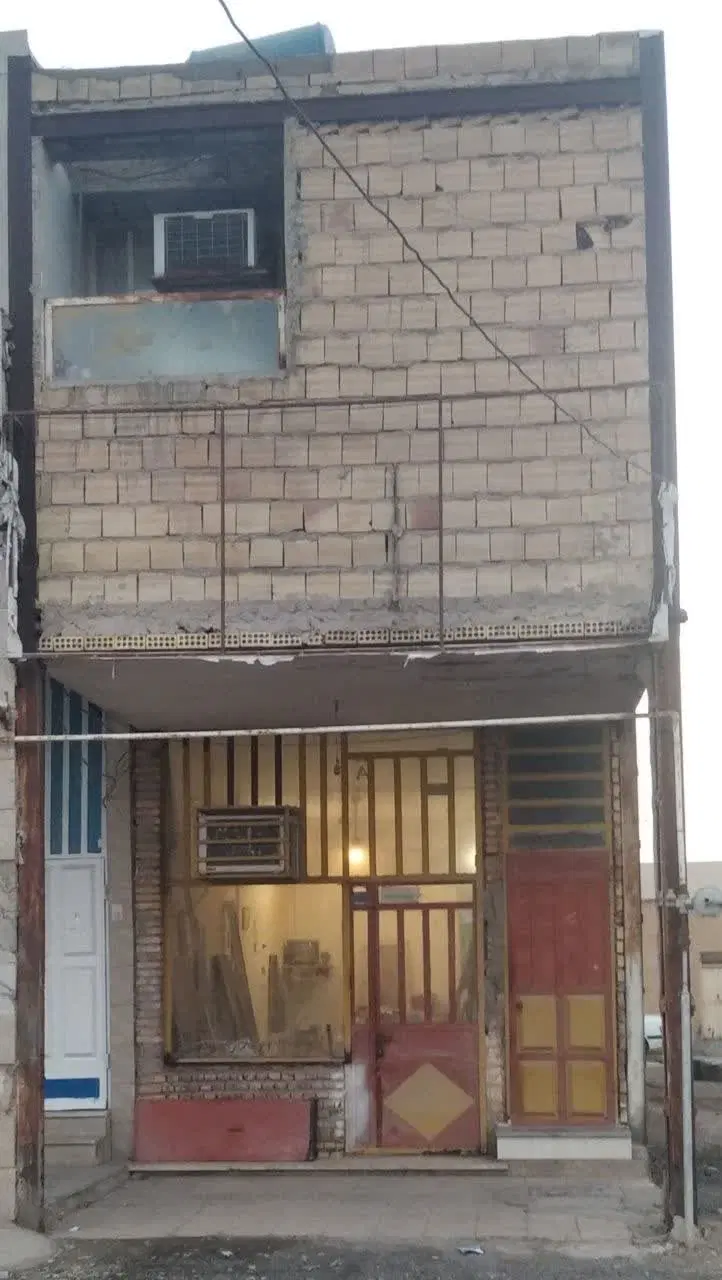 مغازه دو طبقه رو به روی جاده اصلی