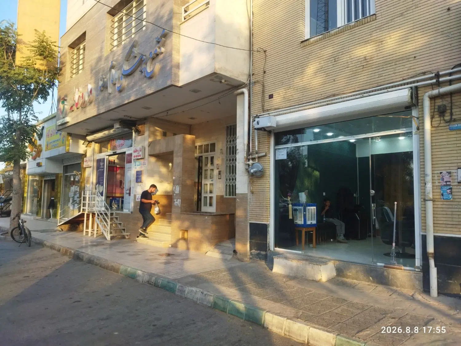 مغازه دور میدان رسالت